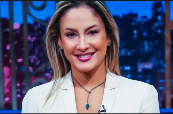 Em crise, Claudia Leitte apela para shows em lugares menores, afirma colunista