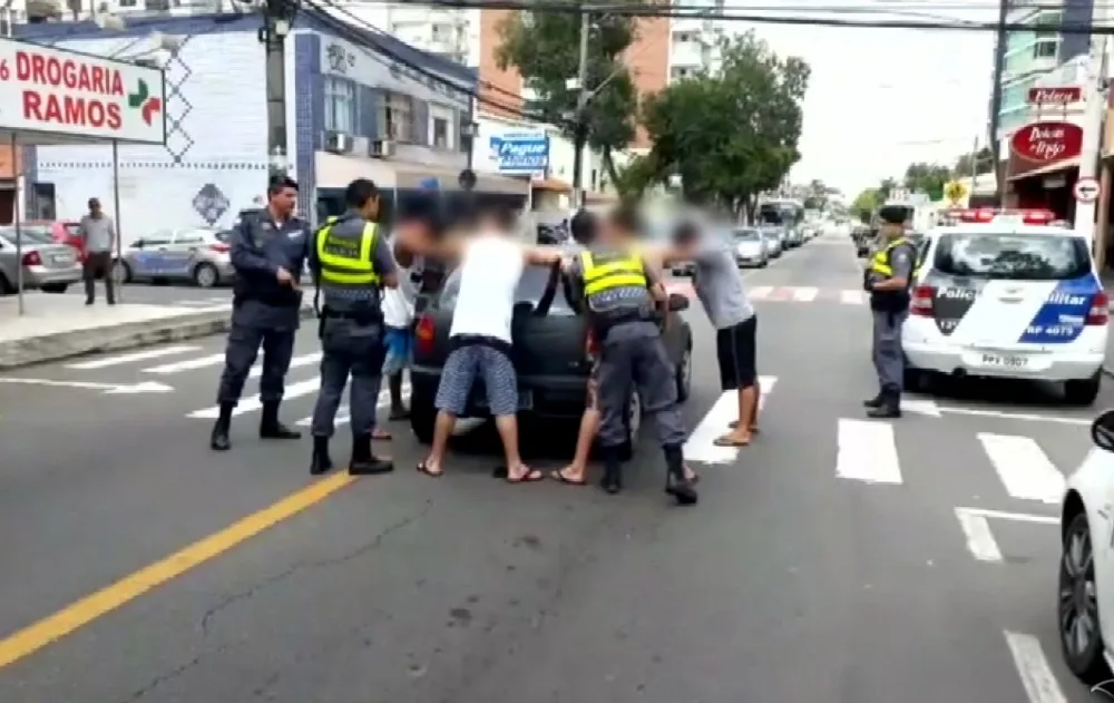 Moradores de Jardim Camburi tentam fugir de blitz, mas são detidos com drogas e dinheiro falso