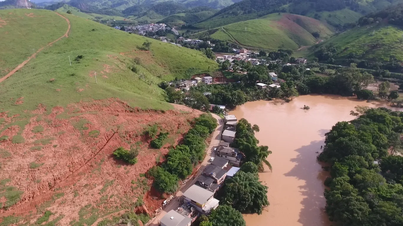 Moradores vizinhos de barragem em Alegre terão sistema de alerta e rota de fuga