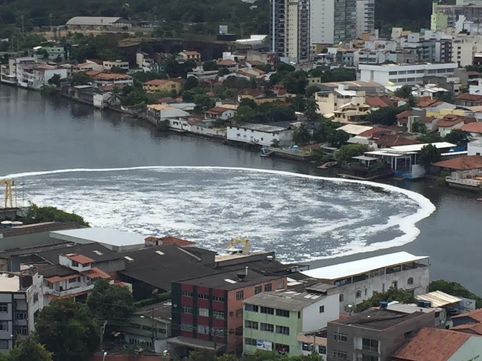 Associações processam Vitória por rios e praias poluídos no município