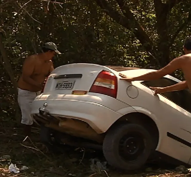 Criminosos roubam carro e veículo cai em barranco em Nova Almeida na Serra