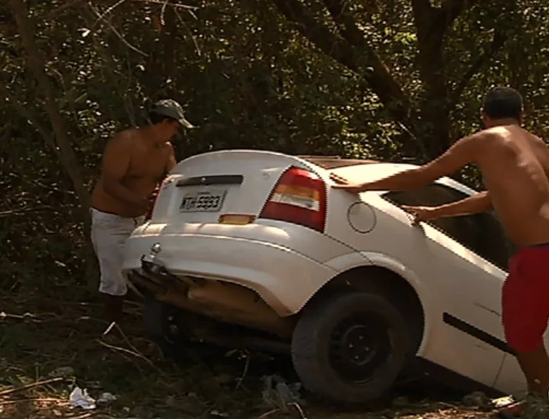 Criminosos roubam carro e veículo cai em barranco em Nova Almeida na Serra