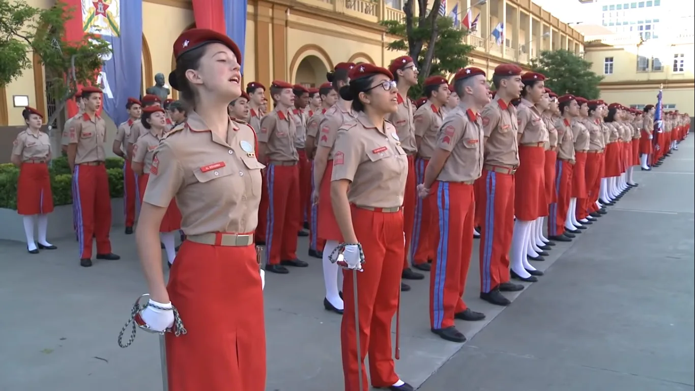 MPF quer proibir colégios militares de exigirem corte de cabelo e cor de esmalte