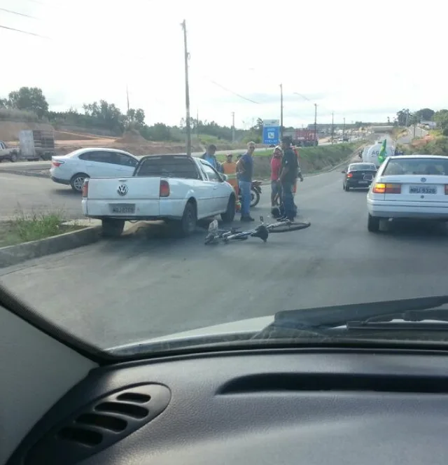 Ciclista é atropelado por carro na BR-101, em Linhares