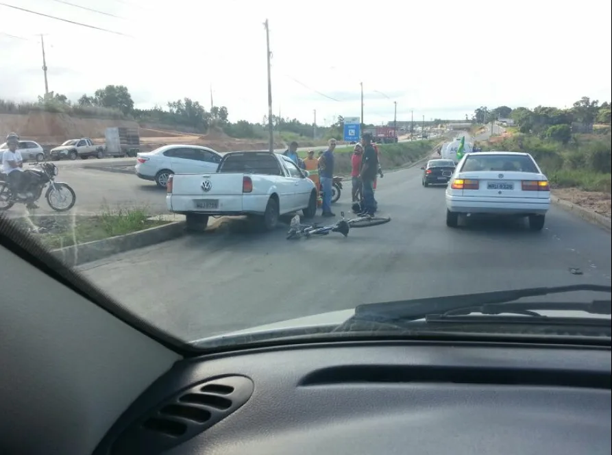 Ciclista é atropelado por carro na BR-101, em Linhares