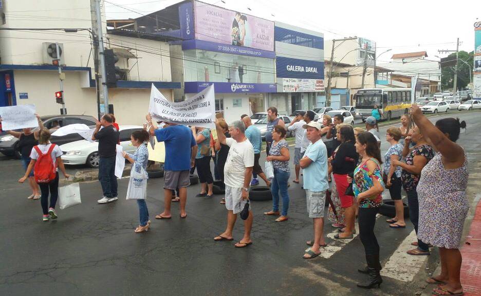 Moradores da Serra interditam Avenida Norte Sul contra realocação de Unidade de Saúde