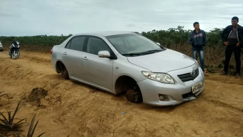 Carro roubado de prefeitura é encontrado em plantação de abacaxi em Marataízes