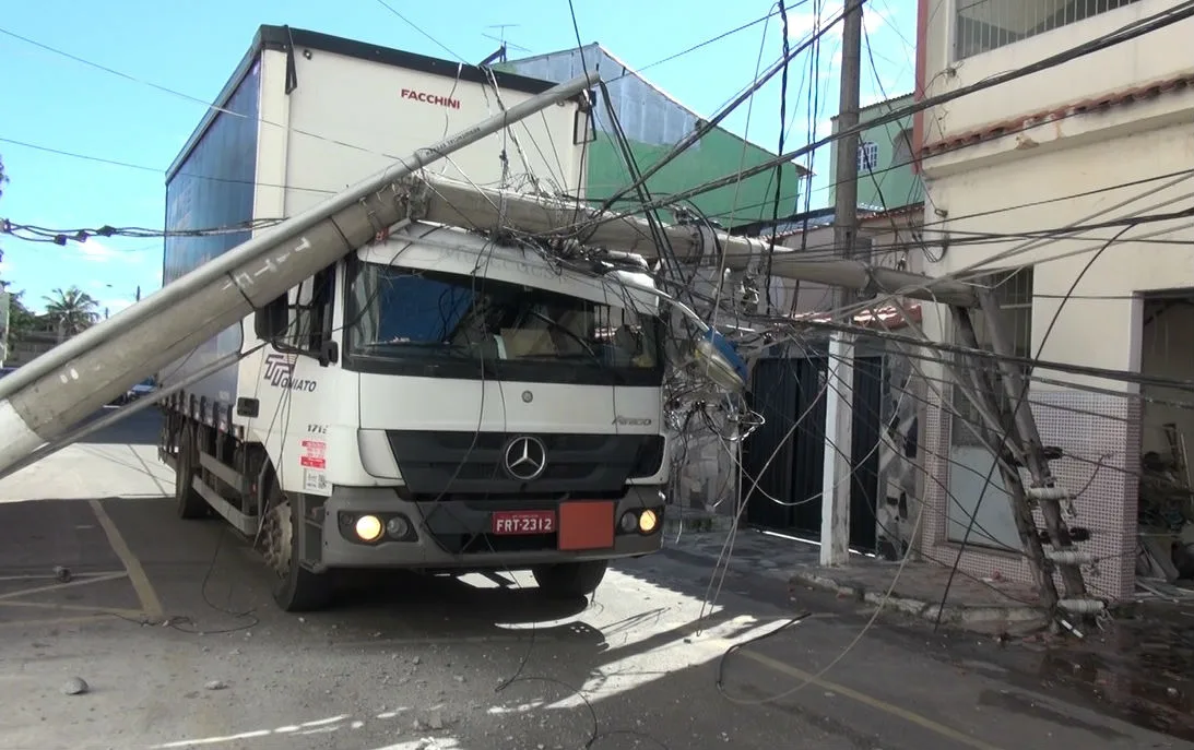 Pedestre fica ferido após ser atingido por poste em Vila Velha