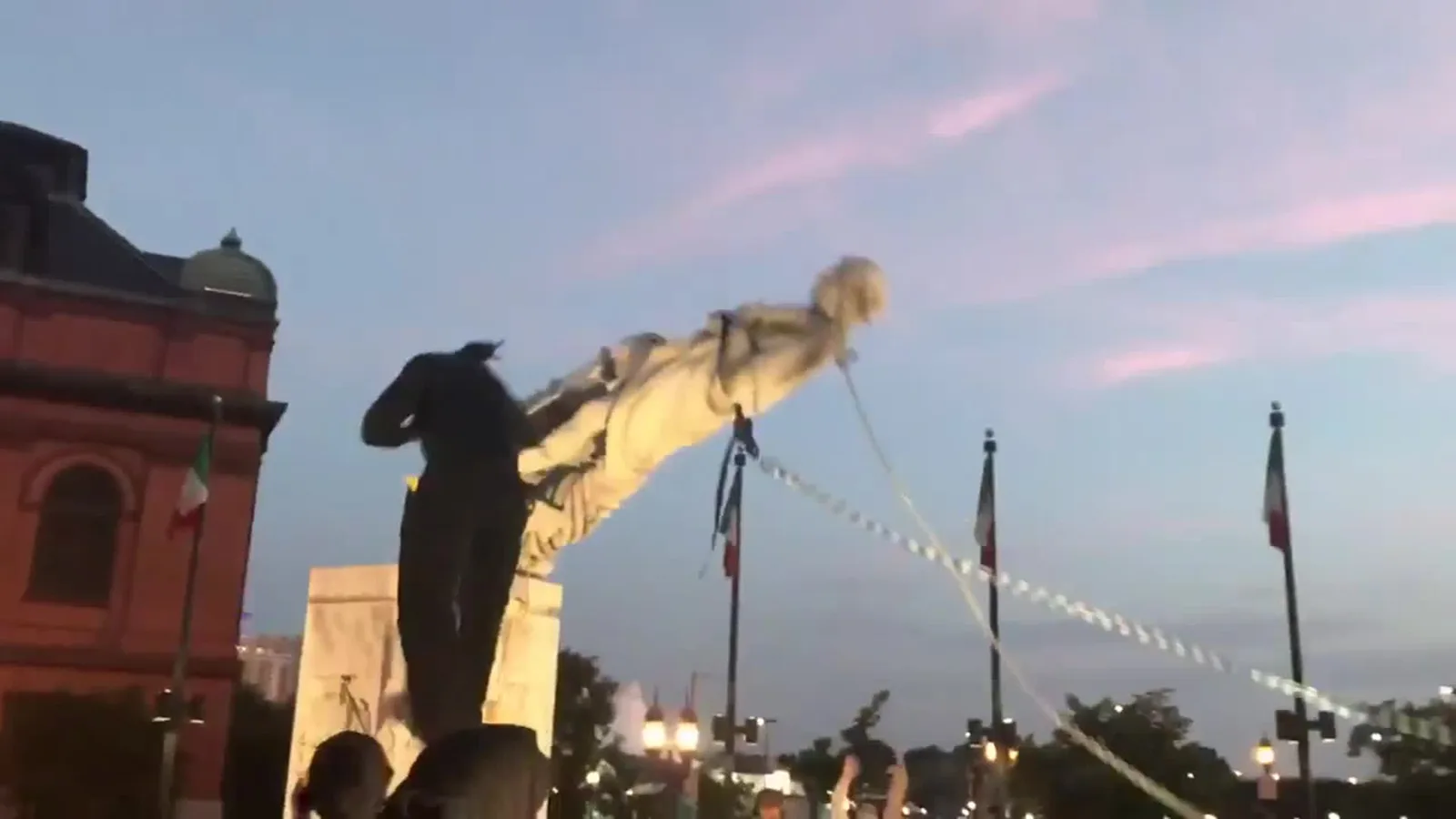 Estátua de Cristóvão Colombo é derrubada em Baltimore, nos EUA