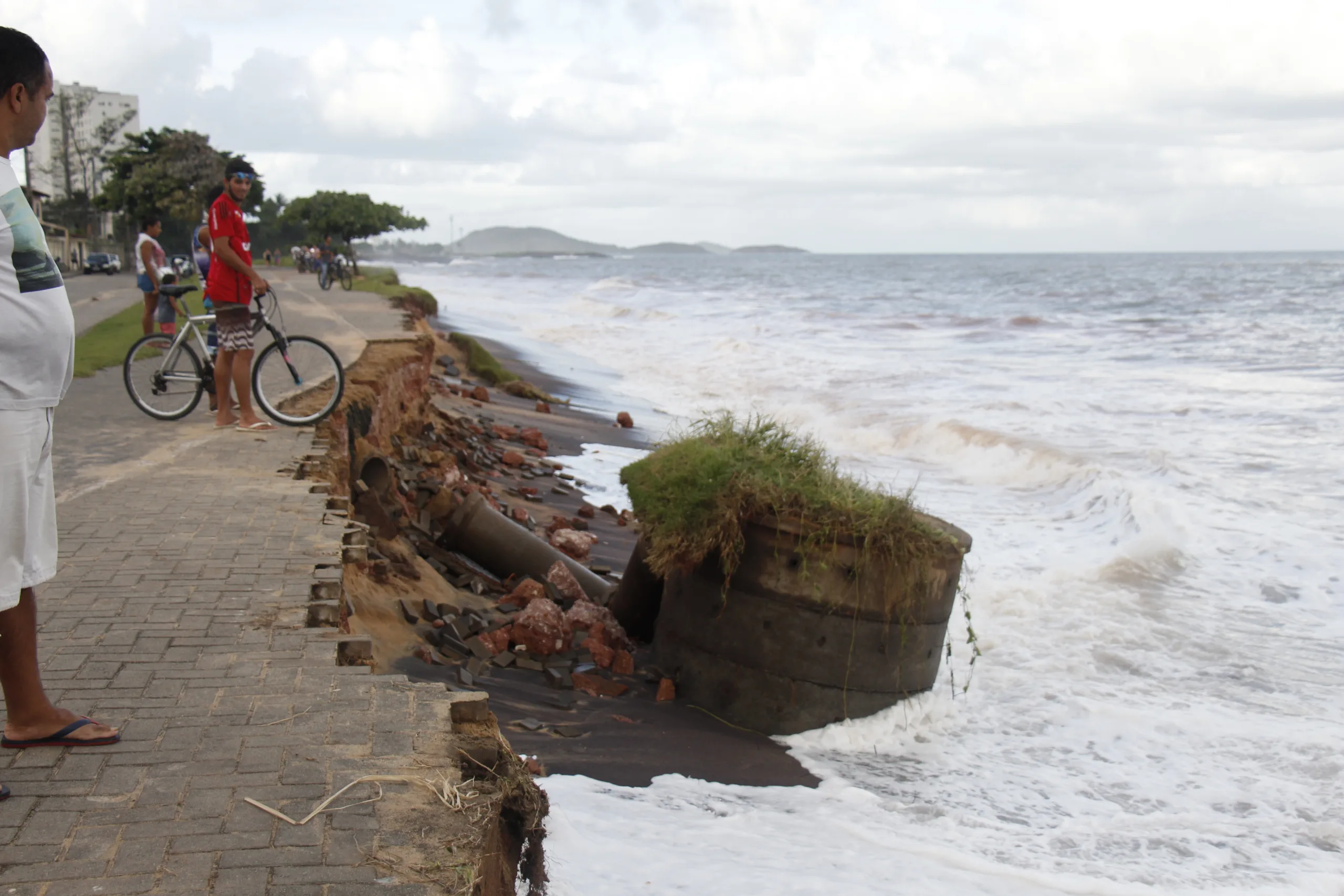 Erosão assusta e atrai curiosos na Praia do Riacho, em Guarapari