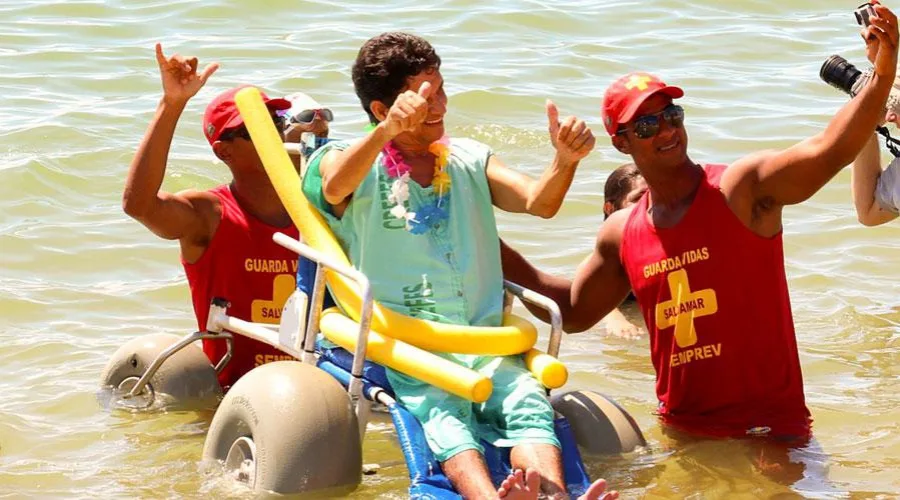 Cadeirantes vão tomar banho de mar durante o carnaval em Vila Velha