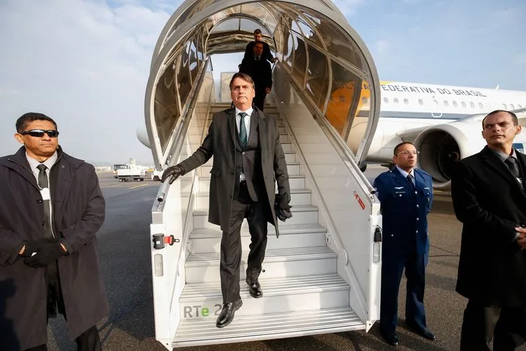 Presidente da República, Jair Bolsonaro, durante chegada à Suíça.