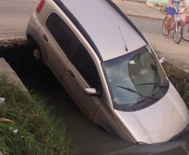 Carro cai em valão e tem as rodas roubadas em Vila Velha