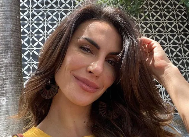 Mel Fronckowiak posta foto exibindo alguns fios de cabelos brancos: 'Capacidade de nos libertamos'