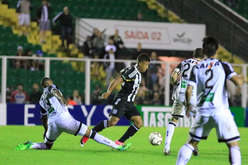 Ceará busca empate nos acréscimos contra o Figueirense na Arena Castelão