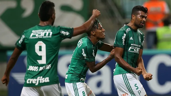 O jogador Thiago Santos, da SE Palmeiras, comemora seu gol contra a equipe do Red Bull Brasil, durante partida válida pela terceira rodada, do Campeonato Paulista, Série A1, na Arena Allianz Parque.