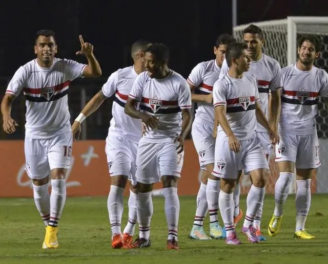 SAO PAULO, SP, 08.10.2014 – CAMPEONATO BRASILEIRO – SAO PAULO x ATLETICO PR – Jogador Maicon (e) comemora seu gol durante partida Sao Paulo x Atletico Parananense, jogo valido pela 27a rodada do Campeonato Brasileiro de 2014, no estadio do Morumbi, regiao sul de Sao Paulo. (Foto: Levi Bianco / Brazil Photo Press)