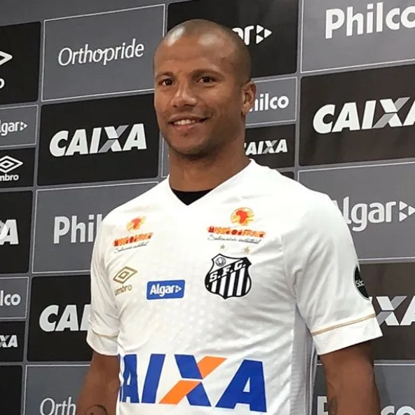 Recuperado, Sánchez volta a treinar no Santos e ganha elogios de Gustavo Henrique