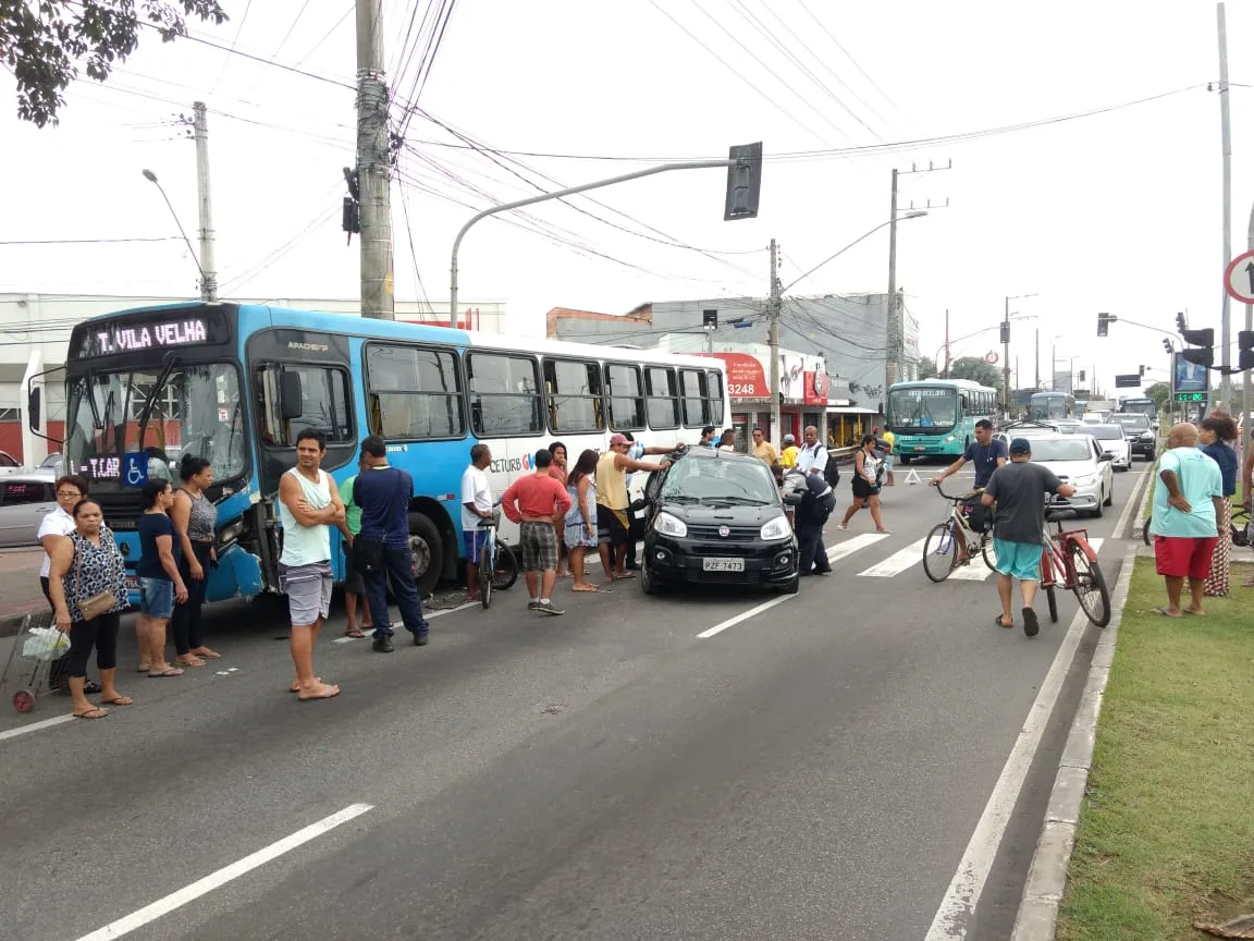 Acidente entre ônibus e carro deixa uma pessoa presa às ferragens em Vitória