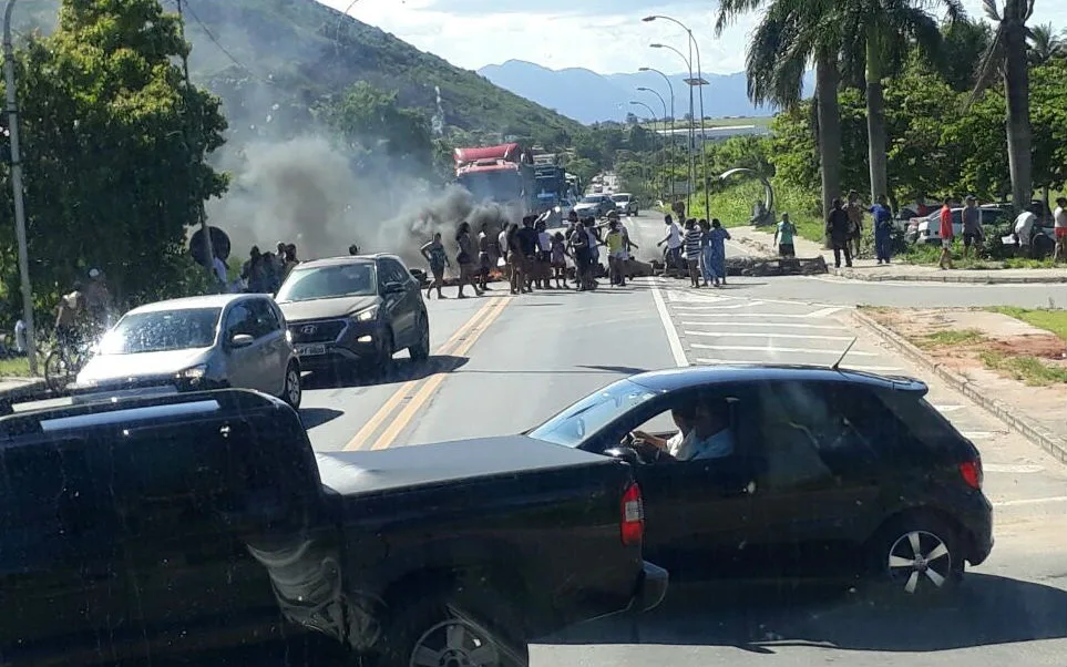 Manifestantes interditam BR 101 na Serra em protesto contra desaparecimento de jovem