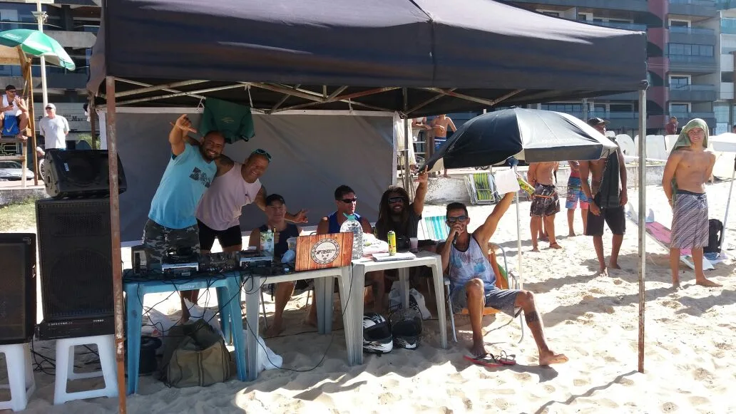 Capixaba promove evento de surf para arrecadar agasalhos e alimentos para moradores de rua