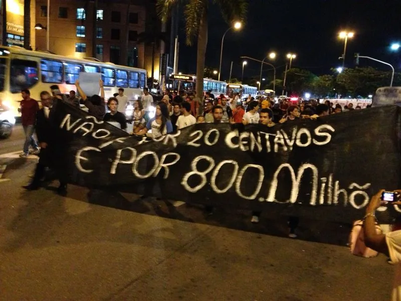 Manifestantes começam a se disperçar e deixam a praça do pedágio da Terceira Ponte