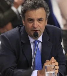 Aécio: cortarei cerca de 7 mil cargos comissionados