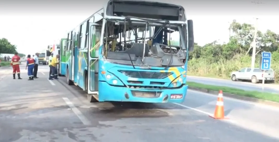 Acidente entre ônibus e caminhão deixa trânsito lento da Rodovia do Sol