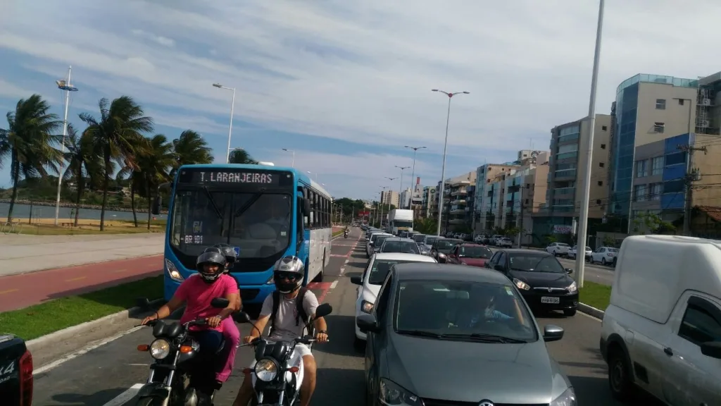 Motoristas da Uber fazem carreata em protesto contra projeto de lei