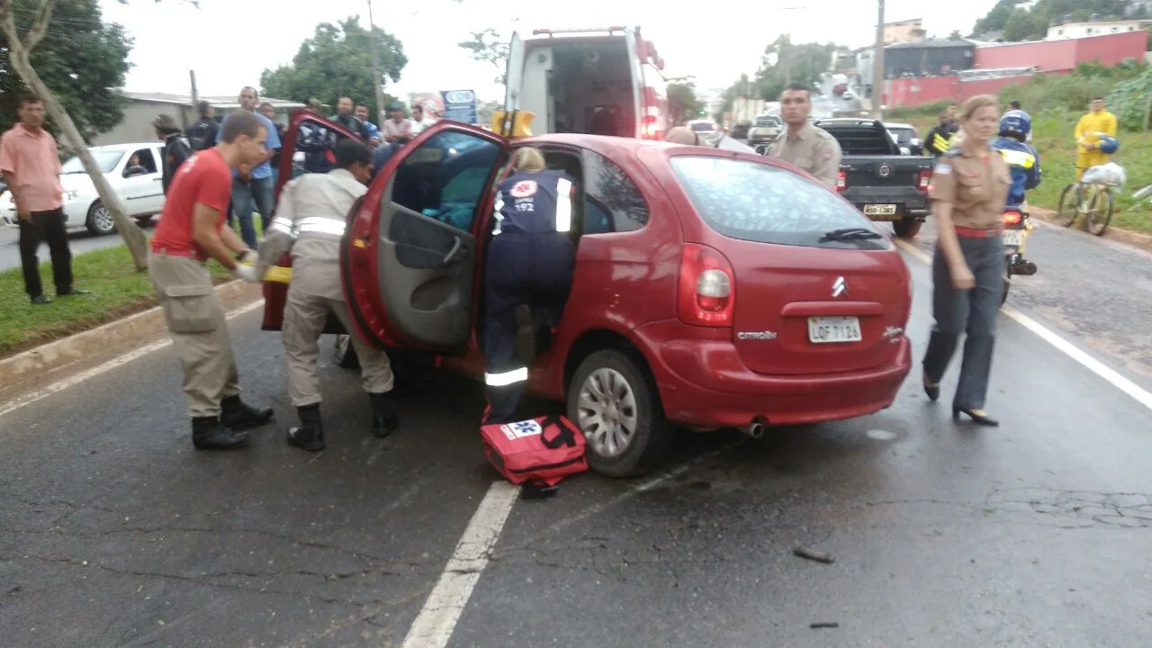 Carro bate e deixa motorista em estado grave em Guarapari