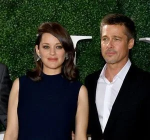 Brad Pitt aparece ao lado de Marion Cotillard em evento de divulgação do filme 'Aliados'