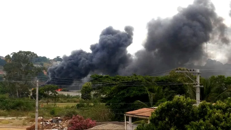 Incêndio atinge pátio do Detran e destrói mais de 240 carros em Cariacica