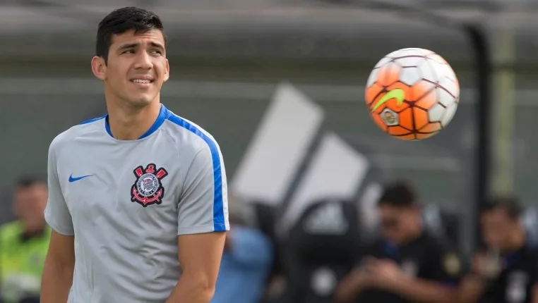 Balbuena sofre estiramento e vira desfalque no Corinthians