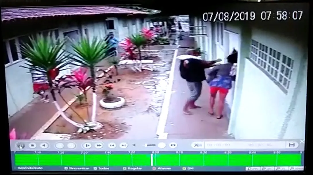 VÍDEO | Câmeras flagram homem agredindo mulher em abrigo em Vitória