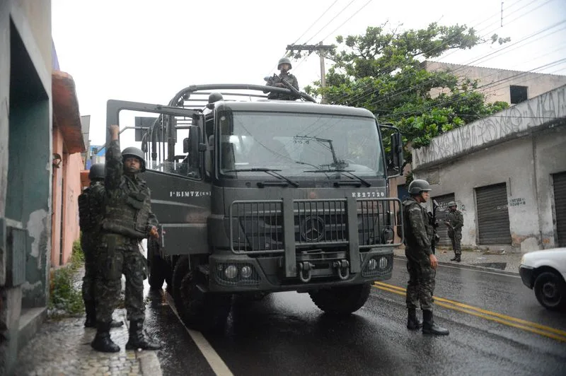 Vila Velha (ES) – Soldados do Exército fazem a segurança das ruas e dos terminais rodoviários vazios em Vila Velha, região metropolitana de Vitória (Tânia Rêgo/Agência Brasil)