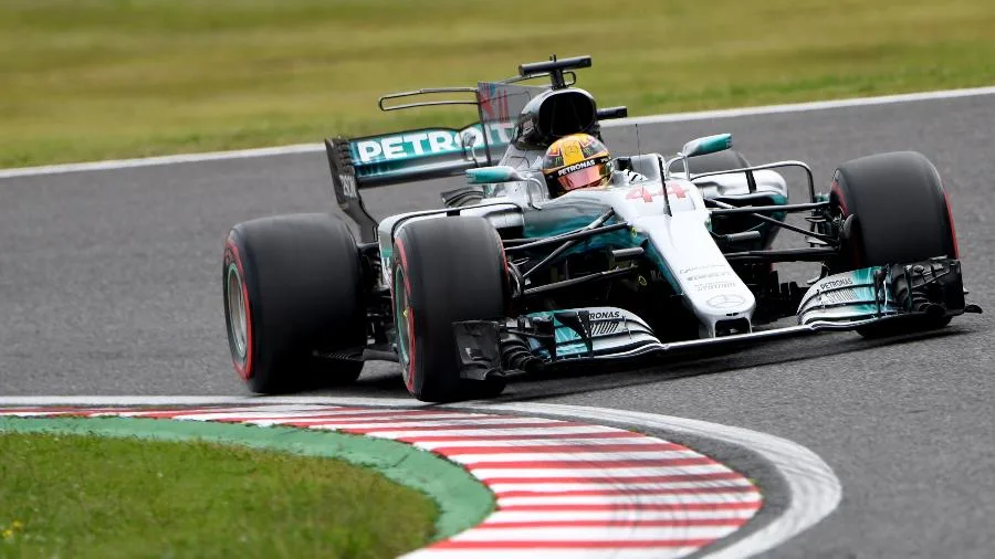 Mercedes culpa calculadora virtual por erro que tirou vitória de Hamilton