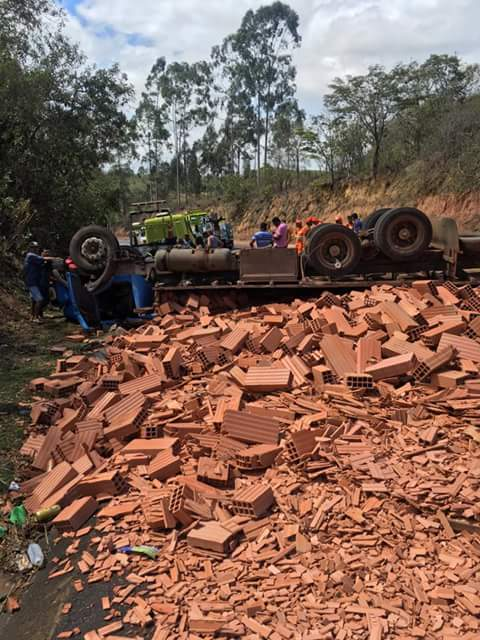 Caminhão que transportava lajotas sai da pista e capota na BR 101 em Aracruz