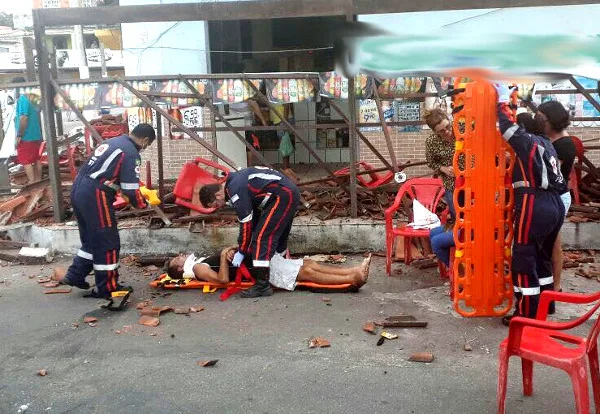 Caminhão bate em pilastra de bar, derruba teto e seis pessoas ficam feridas em Vila Velha