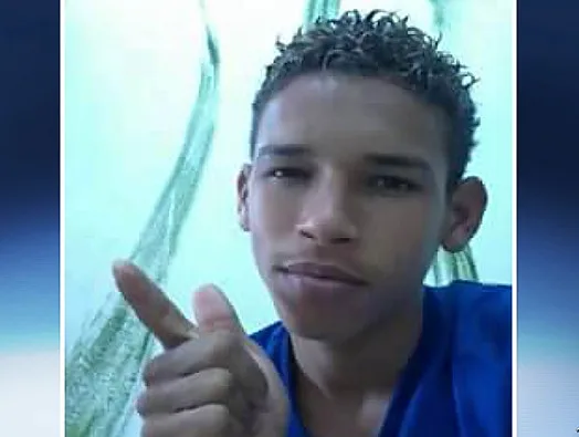 Jovem é assassinado na frente da mãe e da irmã na Serra