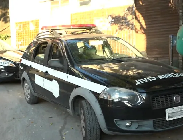 Policiais cumprem mandados de prisão em operação nesta sexta no Morro da Penha