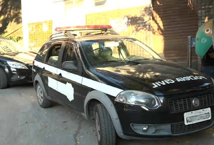 Policiais cumprem mandados de prisão em operação nesta sexta no Morro da Penha