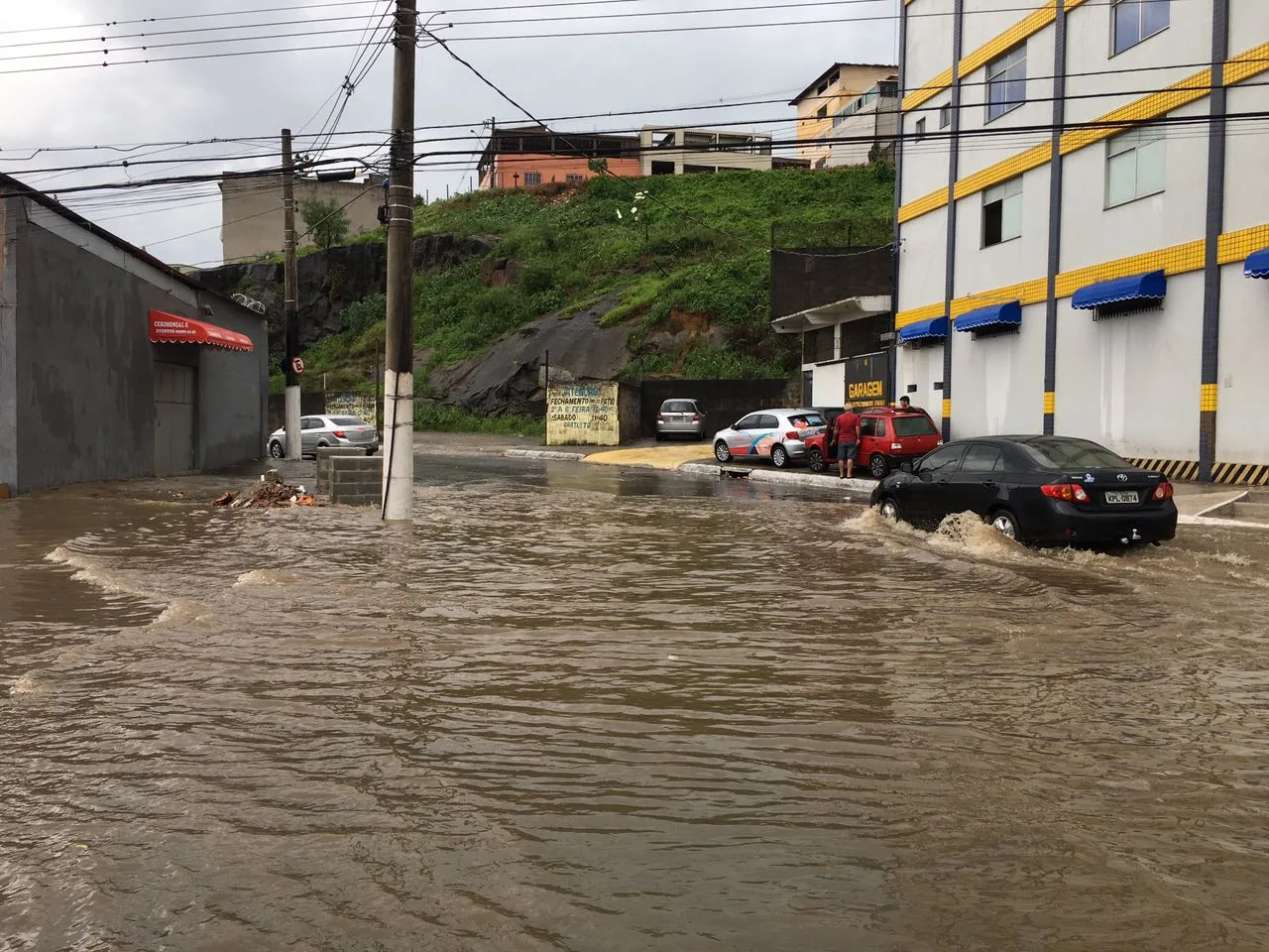 Deslizamento de terra, casa destelhada, árvores arrancadas e ruas alagadas na GV