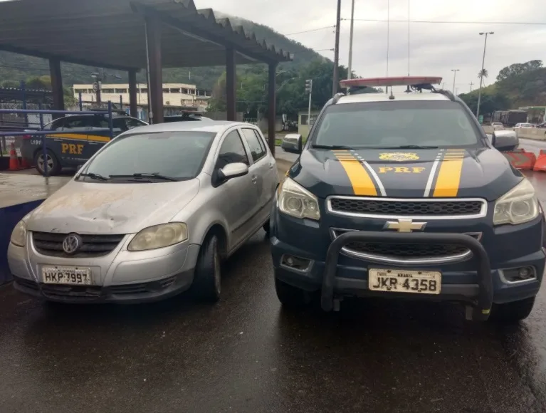 PRF prende mais um que tenta 'furar' blitz e recupera carro roubado