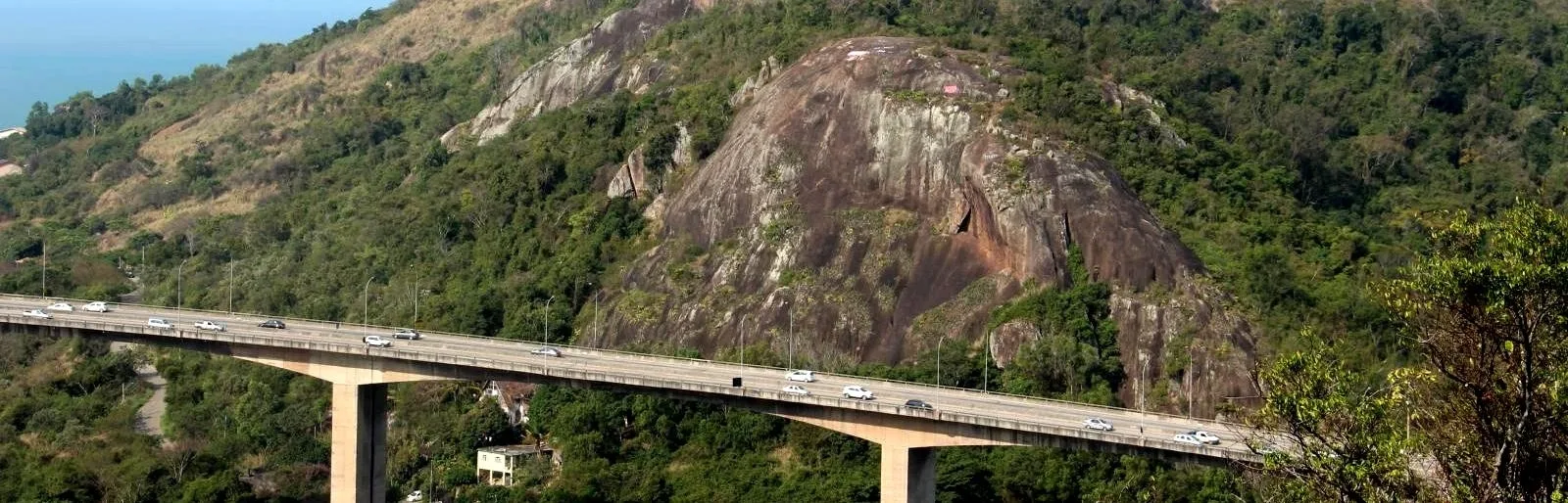 Escaladores fazem limpeza de pichações no Morro do Moreno neste no sábado