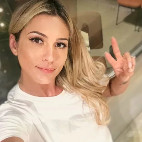 Lívia Andrade vai parar no hospital e faz mistério sobre o motivo