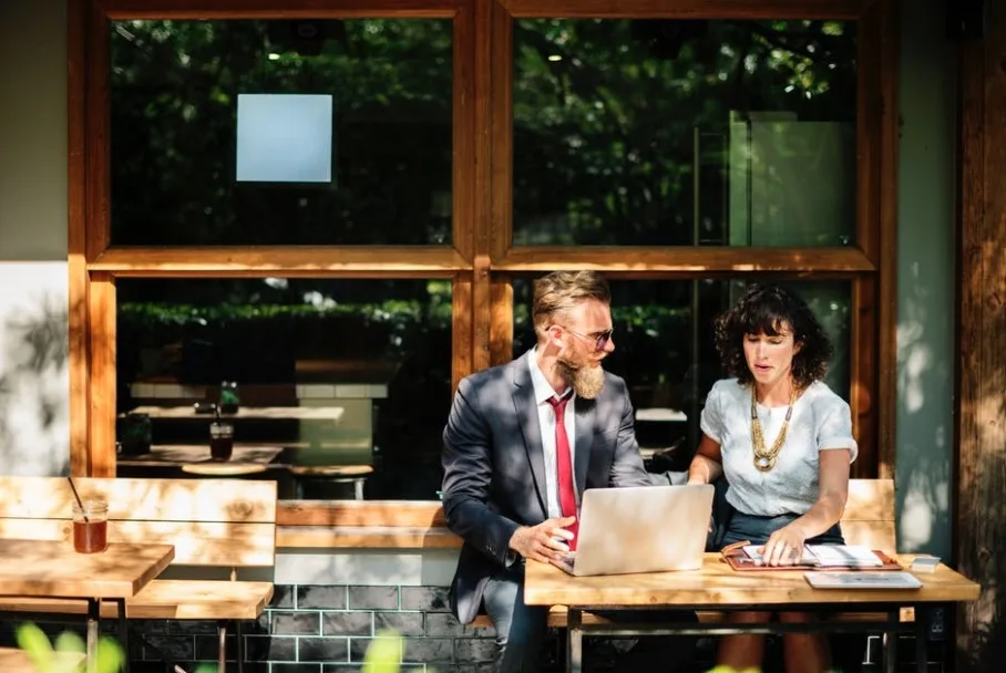 Pesquisa revela que 90% das mulheres já se sentiram menos respeitadas que homens no trabalho