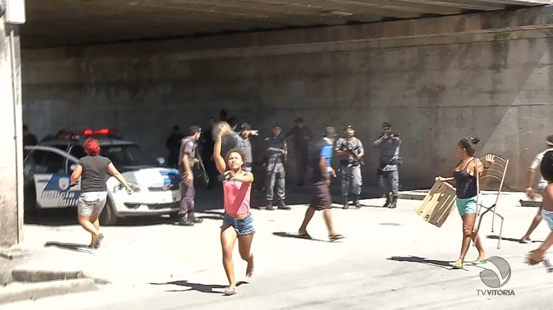 Manifestantes interditam rodovia após jovem ser morto por policiais em Vila Velha