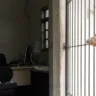 Delegacia é invadida e bandidos arrancam até grade de porta em Cariacica