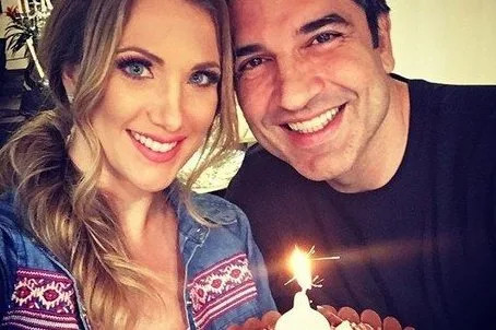 Edu Guedes comemora aniversário e ganha declaração da namorada