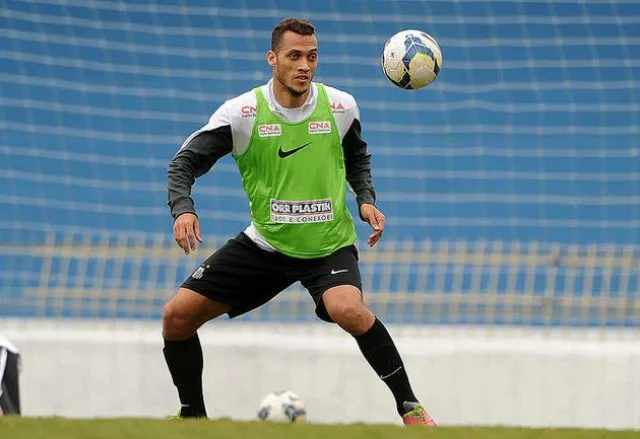 Mais um jogador é encontrado com vida após queda de avião da Chapecoense